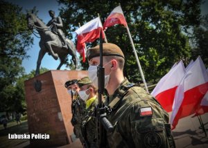 Żołnierze pod pomnikiem Marszałka Józefa Piłsudskiego.