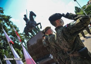 Żołnierze pod pomnikiem Marszałka Józefa Piłsudskiego.