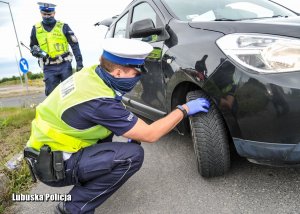 Policjant dokonuje kontroli drogowej.