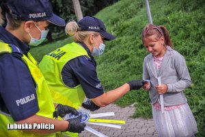 policjantki rozdają odblaski