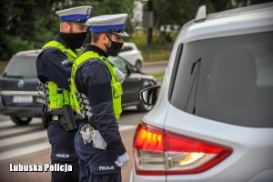 policjanci rozmawiają z kierowcą