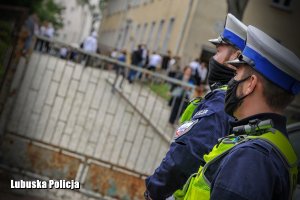 policjanci stoją przy szkole