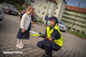 policjantka przekazuje odblask