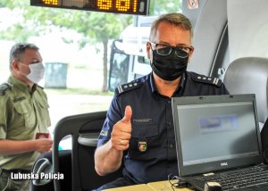 Inspektor Tomasz Kłosowski podczas rejestracji.