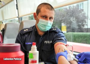 Policjant podczas badań przed oddaniem krwi.