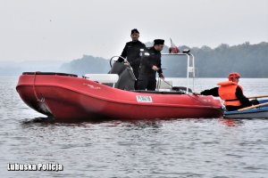 policjanci na łodzi podczas działań