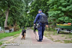 policjant i pies podczas działań