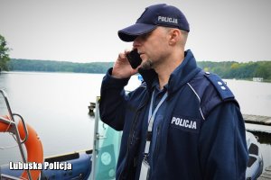 policjant rozmawia przez telefon
