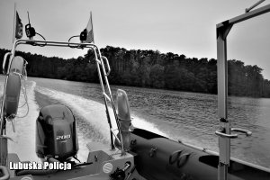 policyjna łódź na jeziorze