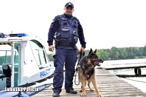 policjant z psem na moście