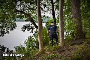 policjant podczas działań nad jeziorem