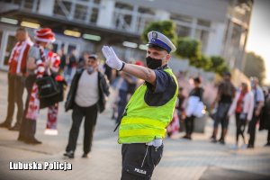 policjant wstrzymuje ruch