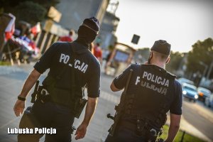 policjanci patrolują drogę na stadion