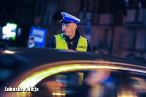 policjant podczas działań na drodze