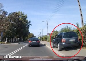 Auto, które wyprzedza po chodniku - nagranie z kamery.