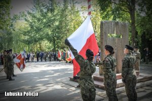 Żołnierze podczas podnoszenia flagi Polski.