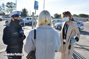 policjantka i kobiety podczas akcji Road Safety Days