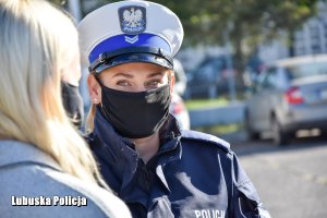 policjantka rozmawia z kobietami