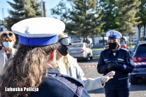 policjantki i kobieta w alkogoglach