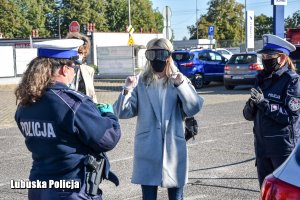 policjantki i kobieta w alkogoglach