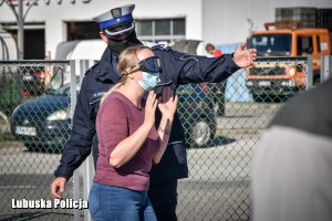 policjant i kobieta w alkogoglach