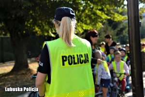 policjantka i dzieci na rowerach