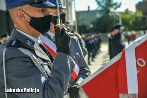 Policjanci ze sztandarem Komendy wojewódzkiej Policji w Gorzowie Wielkopolskim.