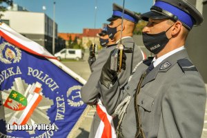 Policjanci ze sztandarem Komendy Wojewódzkiej Policji w Gorzowie Wielkopolskim