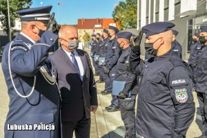 policjant oddaje honor Komendantowi Wojewódzkiemu Policji w Gorzowie Wielkopolskim