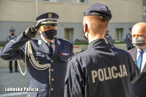 policjant oddaje honor Komendantowi Wojewódzkiemu Policji w Gorzowie Wielkopolskim