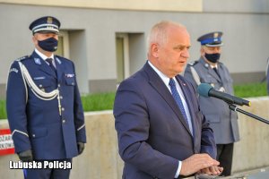 Wojewoda Lubuski przemawia do policjantów