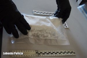 zabezpieczone narkotyki w dłoniach policjanta.