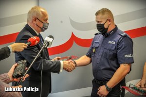 Wojewoda Lubuski dziękuje policjantowi. Uścisk dłoni