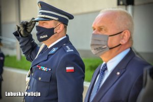 Komendant Wojewódzki Policji w Gorzowie Wielkopolskim salutuje. Na zdjęciu również Wojewoda Lubuski.