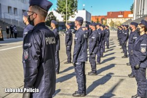 Nowo przyjęci policjanci Lubuskiej Policji w szeregach.