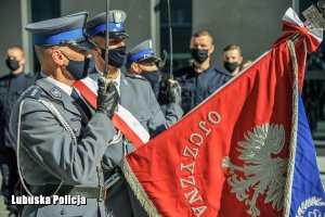 Policjanci ze sztandarem Komendy Wojewódzkiej Policji w Gorzowie Wielkopolskim.