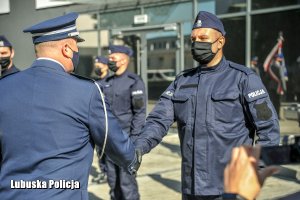 Komendant Wojewódzki Policji w Gorzowie Wielkopolskim gratuluje nowo przyjętym policjantom.
