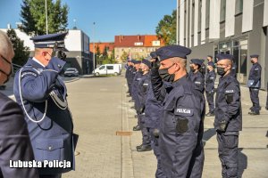 Komendant Wojewódzki Policji w Gorzowie Wielkopolskim przyjmuje meldunek nowo przyjętego policjanta.