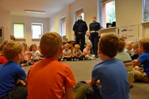 Policjanci z dziećmi w przedszkolu na lekcjach edukacyjnych