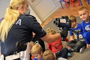 Policjantka z dziećmi w przedszkolu na lekcjach edukacyjnych