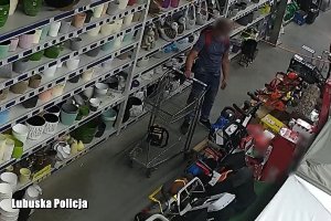 podejrzany nagrany przez monitoring sklepowy