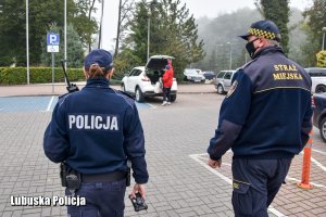 Umundurowanie funkcjonariusze Policji i Straży Miejskiej.