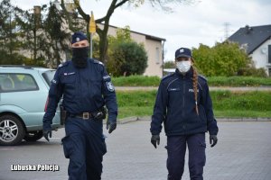 Policjantka i policjant kontrolują przestrzeganie obostrzeń w powiecie krośnieńskim- patrol pieszy