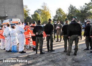 Odprawa służb przed szpitalem w Drezdenku