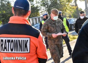 Ratownik medyczny, żołnierz i policjanci