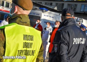 Odprawa służb. Na pierwszym planie funkcjonariusz Wojsk Obrony Terytorialnej oraz policjant