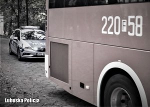 Autobus Straży Pożarnej, a z nim policyjny radiowóz.