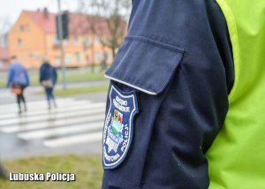Emblemat Policji z  Krosna Odrzańskiego- W tle przejście dla pieszych