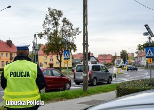 Policjant ruchu drogowego monitoruje pieszych