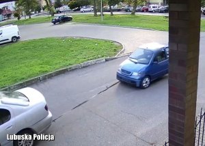 Zrzut ekranu z nagrania monitoringu, na którym widać dwa holujące się pojazdy osobowe.